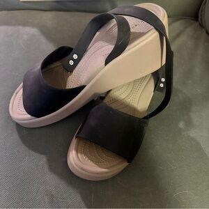 CROCS BLACK BROOKLYN ANKLE STRAP WEDGE 10